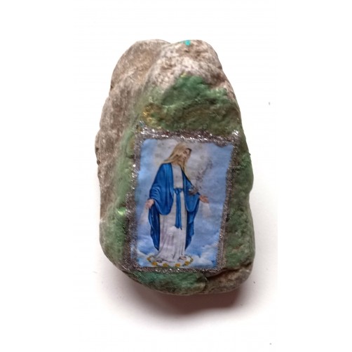 Devica Marija na srečnem kamnu v darilni škatli 