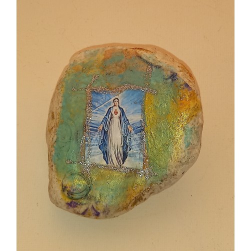 Devica Marija na srečnem kamnu v darilni škatli 7 x 6 cm
