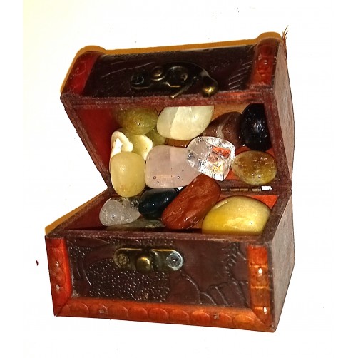 Kristali in minerali v leseni darilni škatlici
