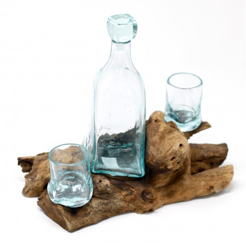 Kozarci in steklenica iz stopljenega stekla na korenini lesa Gamal