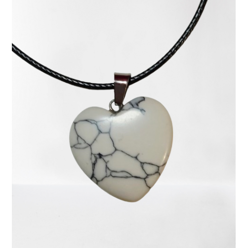 Ogrlica, obesek srce, beli hovlit, 2,5 cm