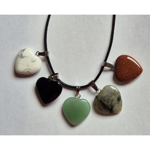 Ogrlica s 5 obeski v obliki srčkov – harmonija energij in čarobna eleganca