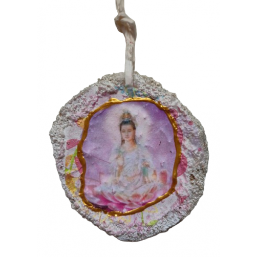 Kuan Yin z metuljem na hrbtni strani